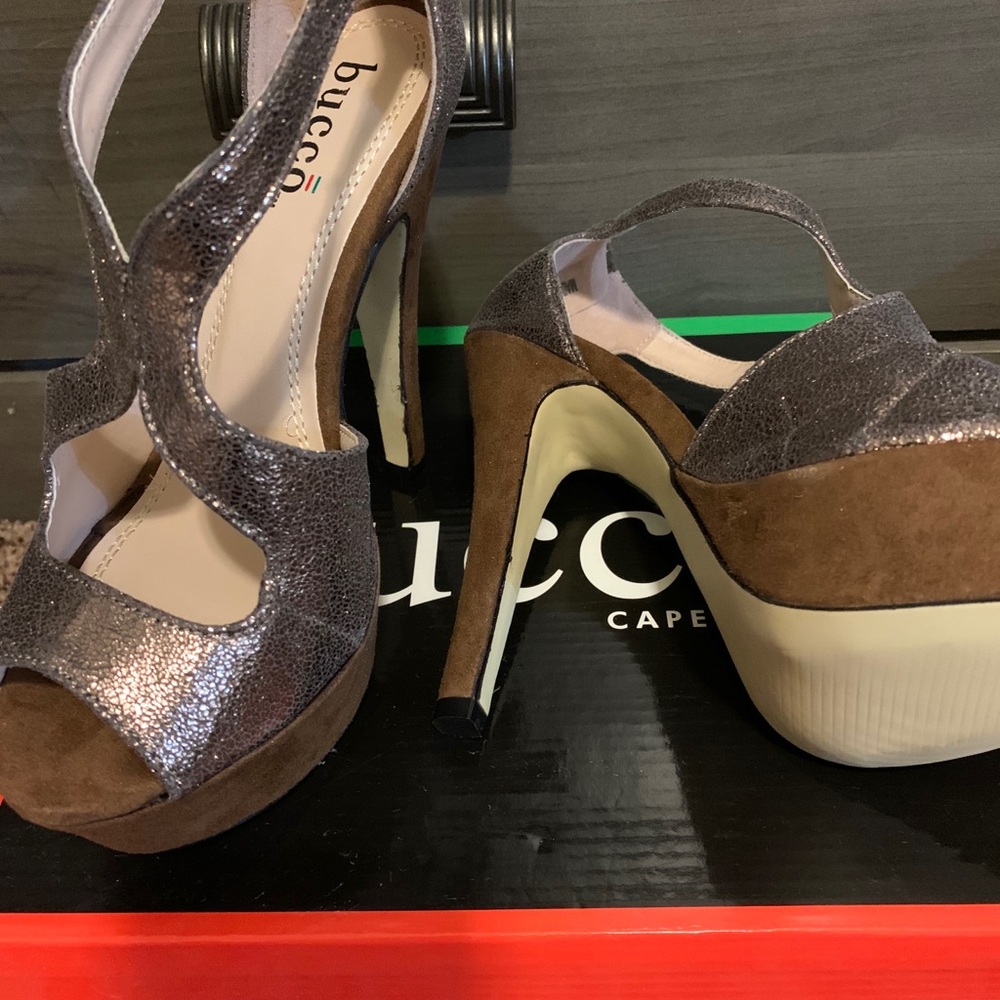 **NEW** without tag, Cute and stylish peep toe heel